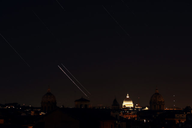 Venere, Giove, le stelle e gli aerei si muovono sopra San Pietro a Roma, vista dal Campidoglio: 1 luglio 2015