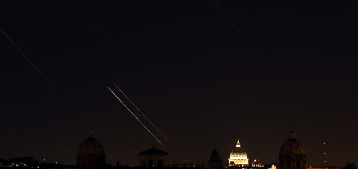 Venere, Giove, le stelle e gli aerei si muovono sopra San Pietro a Roma, vista dal Campidoglio: 1 luglio 2015