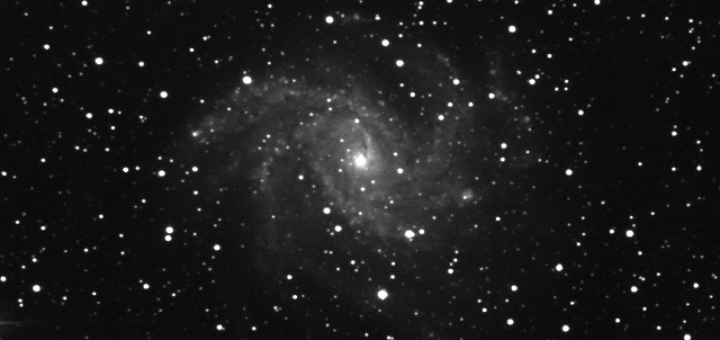 Confronto tra immagini di NGC 6946 del 2011 e del 2017: la candidata supernova AT 2017eaw si evidenza lampeggiando