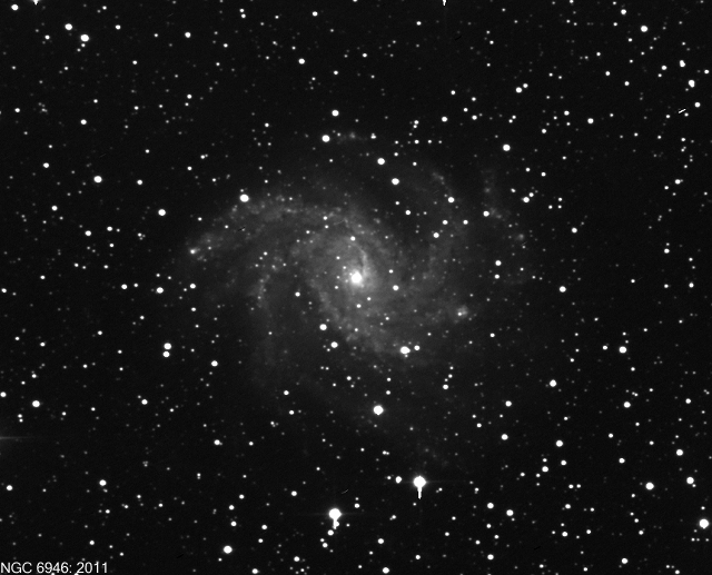 Confronto tra immagini di NGC 6946 del 2011 e del 2017: la candidata supernova AT 2017eaw si evidenza lampeggiando