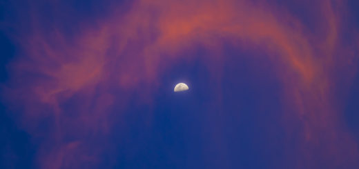 Bellissime nuvole accarezzano la Luna - 28 ottobre 2017