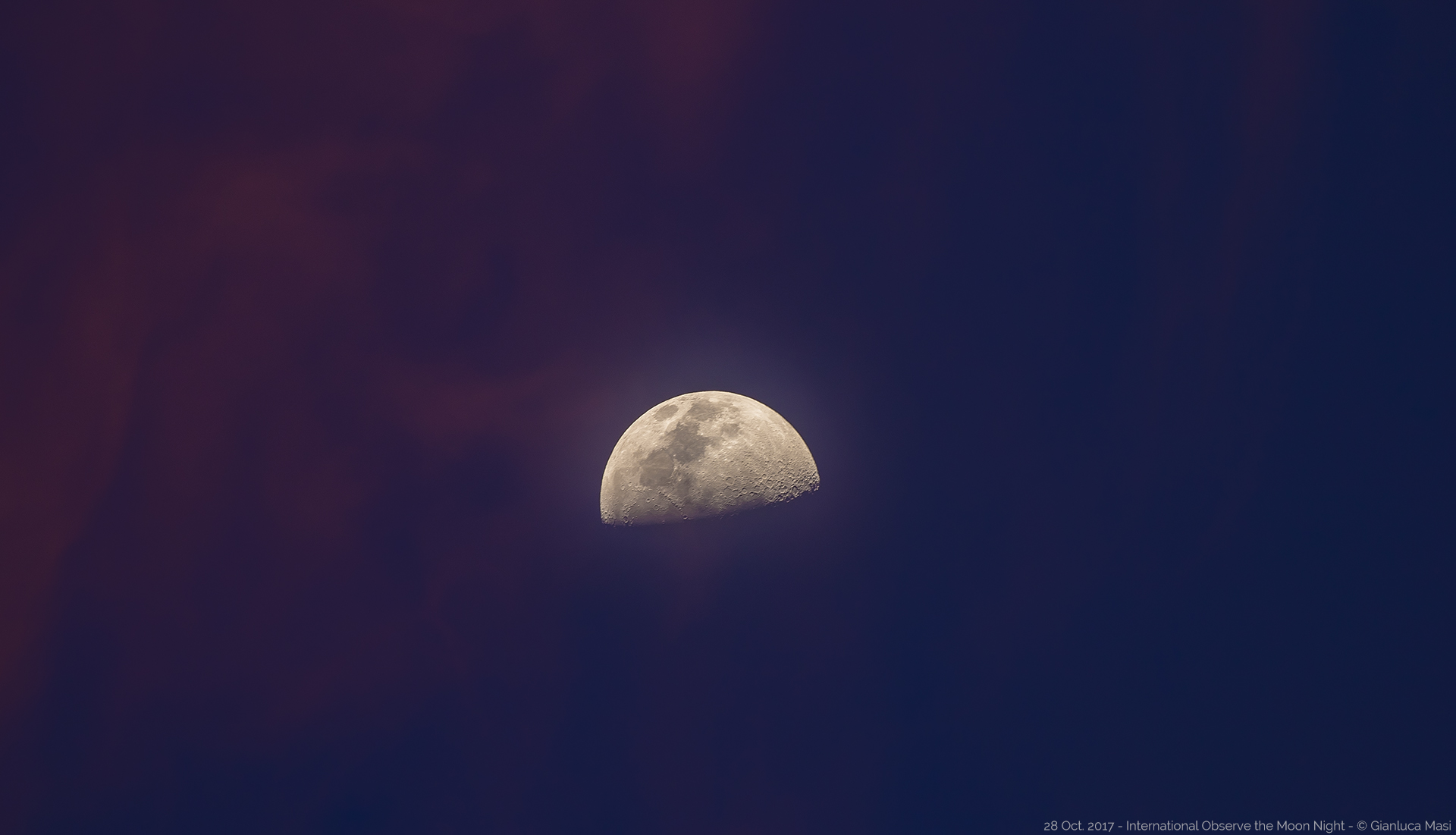 La Luna al tramonto, vestita con colori eleganti, pronta per la festa InOMN 2017 - 28 ottobre 2017