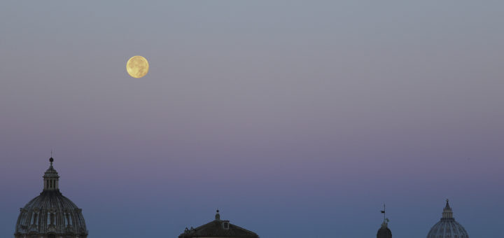 La Luna si appresta a tramontare mentre incombe il sorgere del Sole, che proietta l’ombra della Terra nell’atmosfera – 15 Nov. 2016