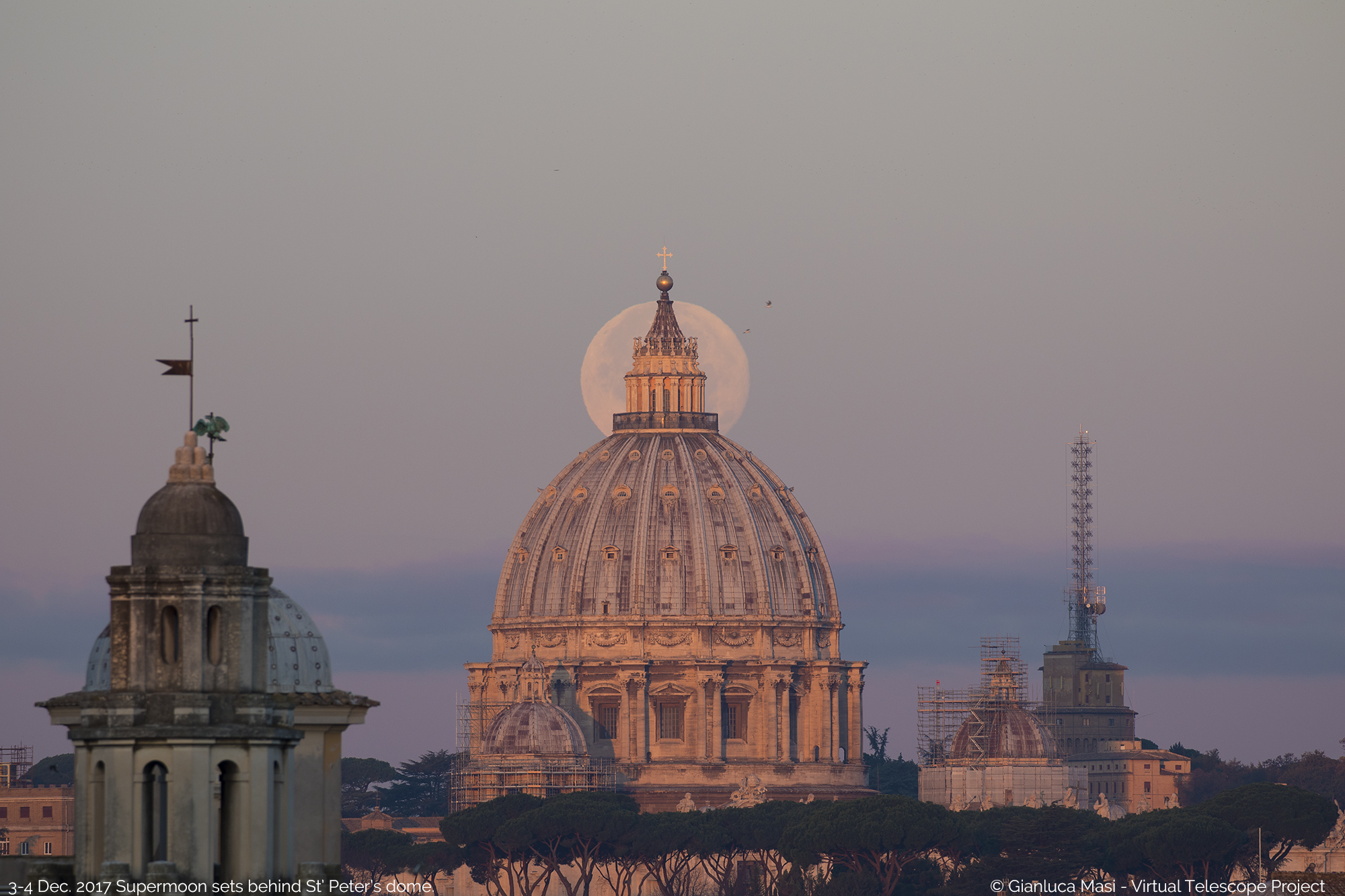 La Superluna del 3 dicembre tramonta dietro la Cupola di san Pietro