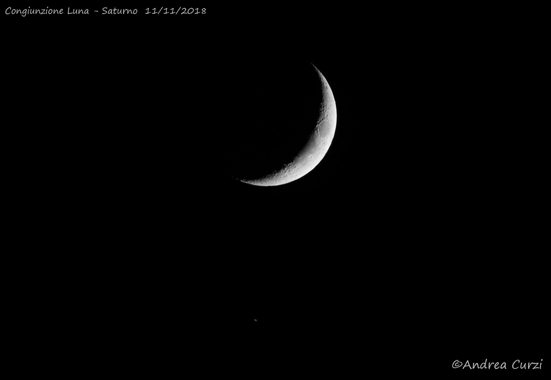 La Luna e Saturno.: il pianeta è in basso e mostra un accenno degli anelli. 11 novembre 2018