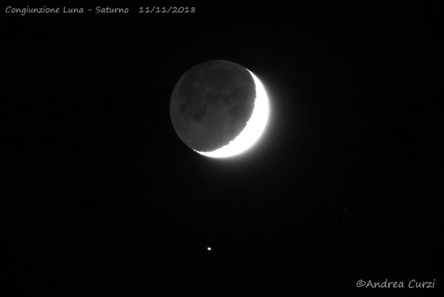 Un'esposizione più lunga rivela la luce cinerea della Luna e mostra meglio il pianeta Saturno, in basso. 11 novembre 2018