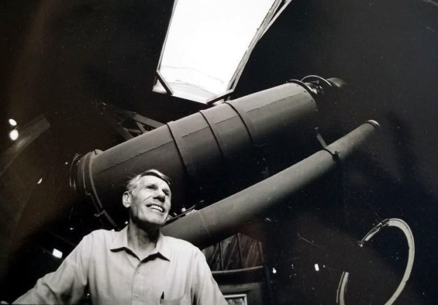 L'astronomo Norman G. Thomas, davanti al telescopio del Lowell Observatory.